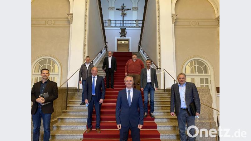 Landtagsabgeordneter Dr. Harald Schwartz (vorne Mitte) lud die betroffenen Bürgermeister aus Amberg-Sulzbach um (von links) Roman Berr, Reiner Pickel, Roland Strehl, Anton Peter, Dieter Dehling und Peter Achatzi zu einer gemeinsamen Diskussionsrunde mit dem Vertreter des Wirtschaftsministeriums, Dr. Stephan Albert, (rechts) in den Bayerischen Landtag ein. Bild: Patrik Fröhlich/exb
