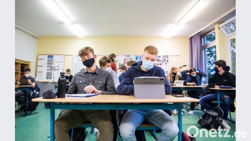 Im Landkreis Schwandorf ist die Corona-Ampel auf Gelb umgesprungen. Diese Warnstufe bedeutet für Schüler ab der fünften Klasse nun eine Maskenpflicht im Unterricht. Symbolbild: Daniel Bockwoldt/dpa