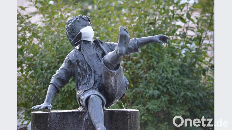 Ein Scherzbold hat auch dem Kunstwerk &quot;Schulschwänzer&quot; in Erbendorf einen Mund-Nase-Schutz verpasst. Bild: Benkhardt