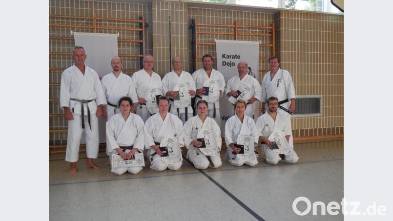 Wolfgang Weigert (rechts) und Helmut Körber (links) übergaben an zehn Karateka des SCE in Vohenstrauß 2019 die Dan-Diplome. Archivbild: rn
