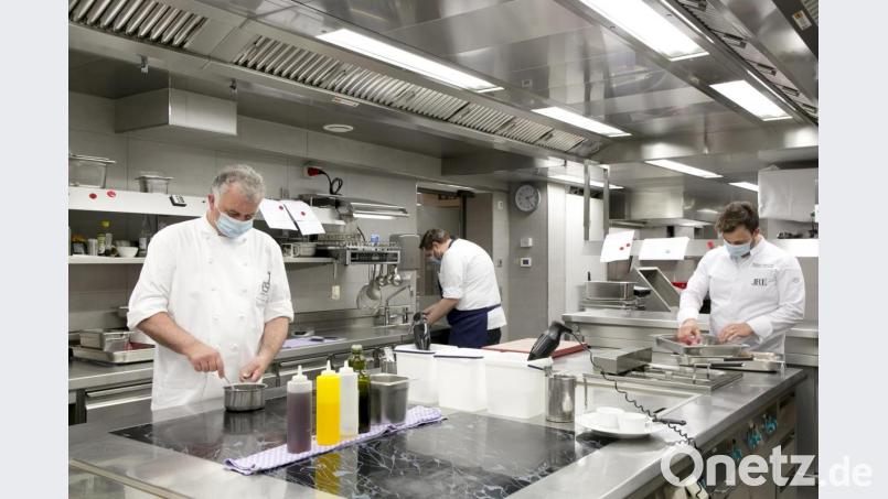 Wie hier im Landhotel Weißes Ross in Illschwang greifen in allen Küchen die Corona-Hygienemaßnahmen. Bild: Giulia Iannicelli/Universum Verlag