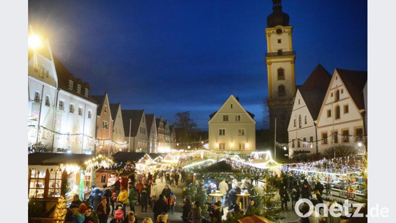 Ob es solche Bilder auch auf dem Weidener Weihnachtsmarkt 2020 gibt? Die Veranstaltungen der Winterzeit halten wegen der Corona-Pandemie einige organisatorische Herausforderungen bereit. Bild: Gabi Schönberger