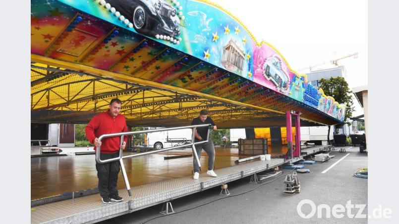 Der Aufbau läuft. Am Donnerstag geht der Autoscooter auf dem Großparkplatz in Betrieb. Bild: Gabi Schönberger