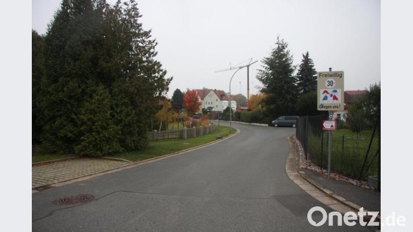 Aus „Freiwillig Tempo 30“ wird im Gemeindeteil Niederreuth künftig die Pflicht, entsprechend langsam zu fahren. Das Votum des Marktrats war einstimmig. Bild: wro