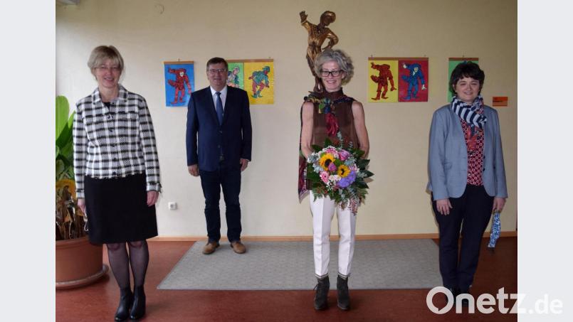 Sabine Lubich (Mitte) hat das Staatliche Schulamt Amberg-Sulzbach die Rektorenstelle in Schmidmühlen übertragen. Schulamtsdirektorin Beatrix Hilburger (links) nimmt die Amtseinführung vor. Es gratulieren Bürgermeister Peter Braun und Rektorin Helga Gradl (rechts) von der benachbarten Mittelschule aus Ensdorf. Bild: bö