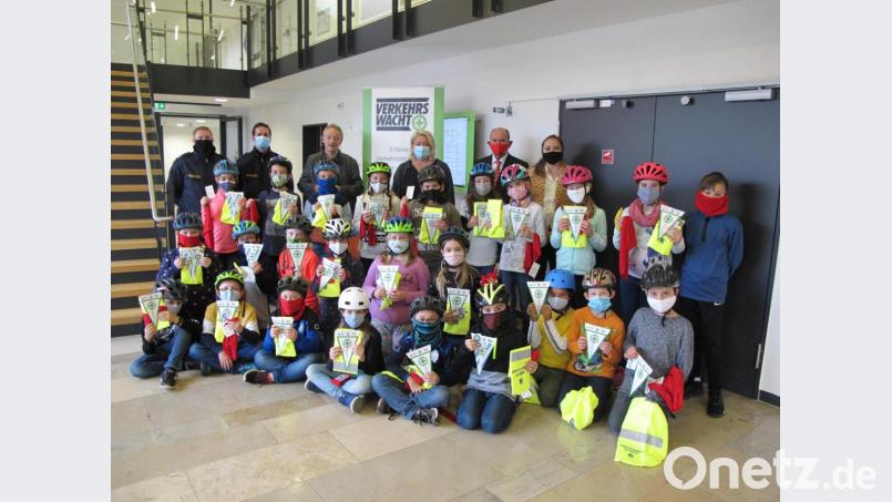 Die Schüler der Klasse 4a der Grundschule Vilseck freuen sich über den Radfahrführerschein. Ihnen gratulieren (hinten, von links): Stefan Schwarz, Philipp Böhme, Gernot Schötz, Rektorin Petra Ligensa, Stefan Nicol und Lehrerin Claudia Rode. Bild: khg