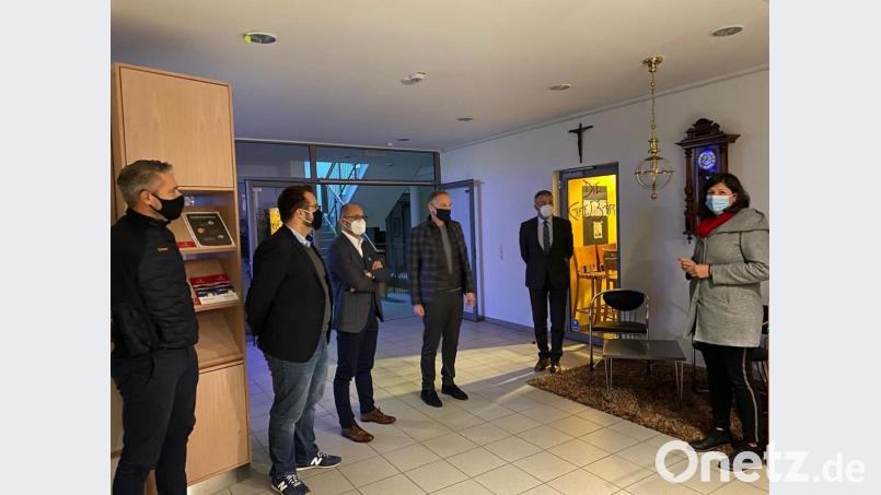 Die Fraktionen der CSU und der Liste Zukunft besichtigten das Appartement-Hotel in Bad Neualbenreuth Bild: Margit Bayer/exb
