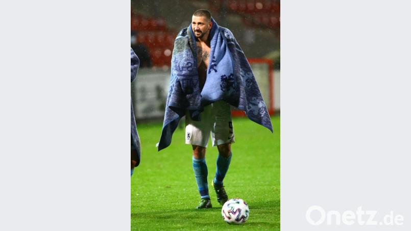 In eine Decke gehüllt verlässt Sascha Mölders den Rasen im Hachinger Sportpark. Der Oldie war wieder der entscheidende Mann im Drittliga-Derby, das der TSV 1860 München mit 2:0 gewann. Bild: Ulrich Wagner