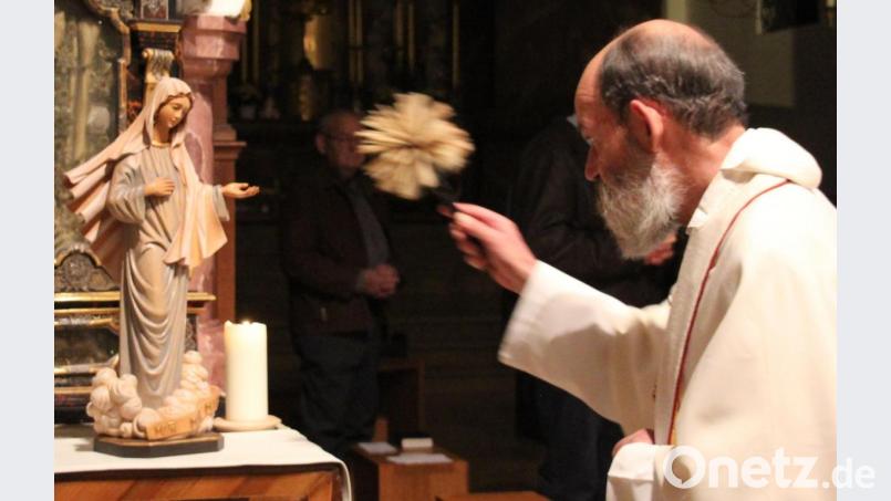 MMC Rosenkranzandacht Segnung der Gospa von Medjugorje durch Pater Benedikt Bild: Max Pravida Bezirksobmann/exb