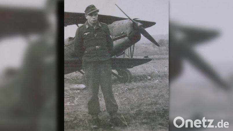 Franz Gebhard 1942 vor einer Gotha (Kurzbezeichnung GO-145). Repro: u