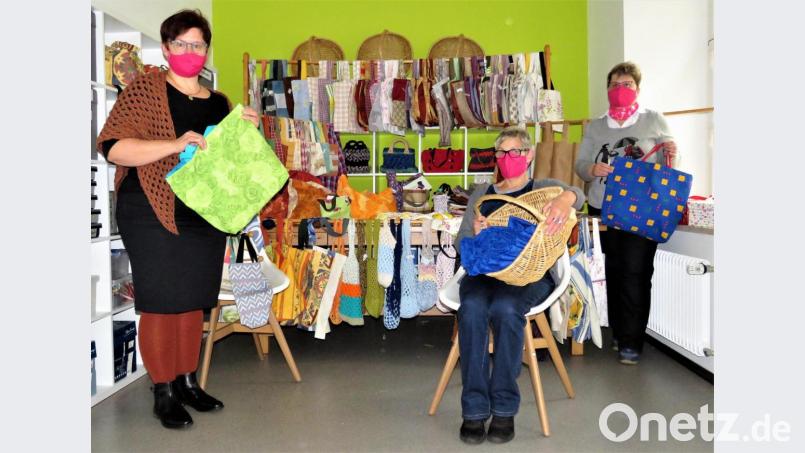 Kreativ für die Umwelt und ein besseres Klima: Barbara Schmid, Christa Stock und Rosi Mandry (von links) präsentieren stolz über 300 Einkaufstaschen in allen Größen und Farben. Die Näharbeiten sollen die Plastiktüte ersetzen und damit dem Schutz der Umwelt dienen. Aber auch gegen die Pandemie sind die Mitglieder fleißig am Werk. Der Mundschutz, den die drei Frauen tragen, ist ebenfalls aus Stoffresten von den Näherinnen selbst gefertigt worden. Bild: ubb