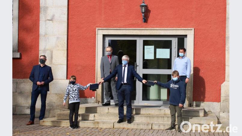 Übergabe der I-Pads: Im Bild von links nach rechts Studiendirektor Oliver Ziegler, Studiendirektor Uwe Göbel, Horst Geißel, Oberstudienrat Martin Müller sowie die Schüler Maximilian Lechner für die fünfte Jahrgangsstufe und Lucius Müller für die sechste Jahrgangsstufe. Bild: Luisenburg-Gymnasium/exb