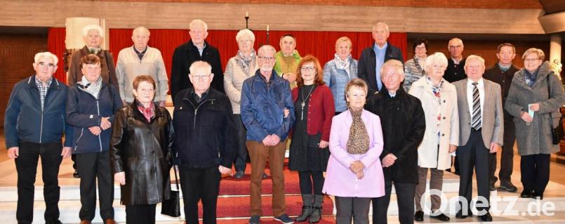 Zehn Jubelpaare aus der Pfarrei Aschach-Raigering nehmen nach einem Dankgottesdienst mit Pfarrer Eduard Kroher für ein Erinnerungsfoto kurz die Maske ab. Bild: sche