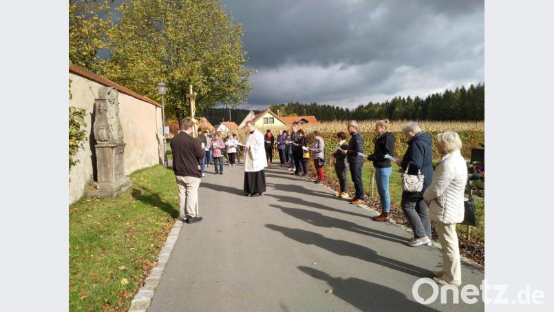 Vor der Rückfahrt betete Stadtpfarrer Thomas Kraus mit den Kemnather Pilgern den Kreuzweg. Bild: jzk