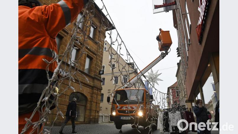 In der Amberger Altstadt werden schon Sterne und Lichterketten aufgehängt. Bild: Petra Hartl