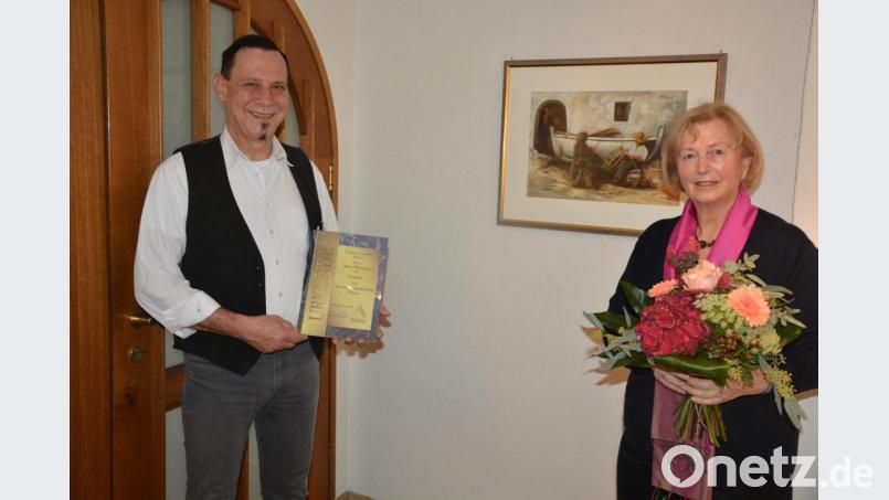 Alma Pfletscher spielt seit 65 Jahren an der Orgel der Friedenskirche in Groschlattengrün. Pfarrer Klaus Wening würdigte ihr langjähriges Wirken und überreichte im Namen der Evangelisch-lutherischen Kirchengemeinde Groschlattengrün-Pechbrunn eine Dankurkunde, eine CD und einen Blumenstrauß. Bild: jr