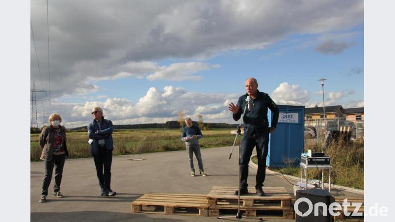 Kümmersbrucks Bürgermeister Roland Strehl (rechts) versicherte, dass der geplante Solarpark in Köfering nur im Konsens mit den Bürgern vor Ort realisiert werde. Äußern könne sich demnächst jeder Köferinger bei einer anonymen Bürgerbefragung, die postalisch an jeden Haushalt zugestellt werde. Bild: ads