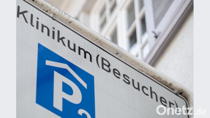 Ein Schild weist auf den Besucherparkplatz eines Krankenhauses hin. Symbolbild: Marijan Murat/dpa