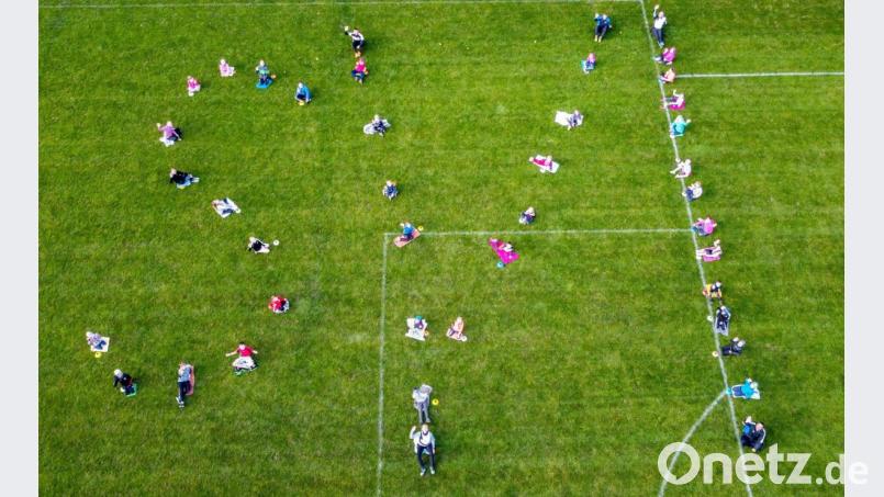 Ein besonderes Bildmotiv ließen sich die Kinder mit ihren Trainern und Betreuern bei der Saisonabschlussfeier einfallen. Unter Beachtung der Abstandsregeln verkörperten sie auf dem Rasenspielfeld die Buchstaben S-V-I. Bild: no