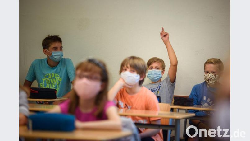 Auch für Erst- bis Viertklässler gilt im Kreis seit Dienstag die Maskenpflicht im Unterricht. Doch die könnte schon bald fallen: Landrat Thomas Ebeling hat sich um eine Ausnahmegenehmigung für die jüngsten Schüler bemüht. Bild: Gregor Fischer/dpa