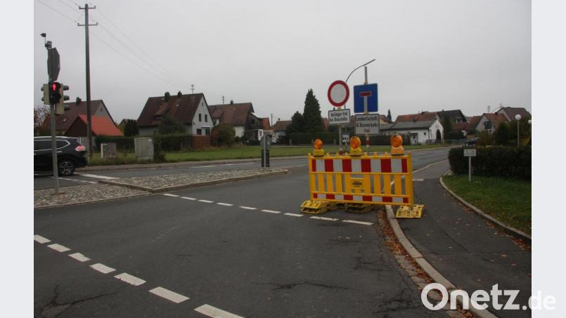 &quot;Sowohl zur Vermeidung von Gefährdungen des Baupersonals, als auch zur Vermeidung von Beeinträchtigungen des Bauablaufes bitten wir alle Verkehrsteilnehmer der Beschilderung strikt Folge zu leisten&quot;, appelliert Bauoberrat Hannes Neudam. Bild: wro