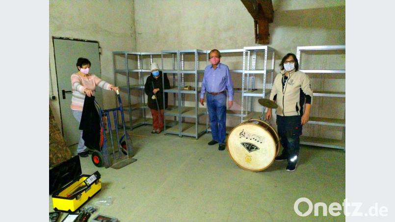 Heimatarbetskreis-Vorsitzender Andreas Ringholz (rechts) darf auf tatkräftige Unterstützung vom Maria Herrmann-Preßl, Anja Puff und Richard Wölfl (von links) zählen. Bild: fjo