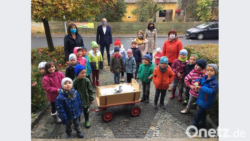 Sichtlich stolz sind die Vorschulkinder über ihre Müllausbeute, die sie zusammen mit ihren Gruppenleiterinnen bei Bürgermeister Bernhard Lindner und Dritter Bürgermeisterin Evi Höllerer (hinten, Zweiter und Vierte von links) vorbeibringen. Bild: ibj