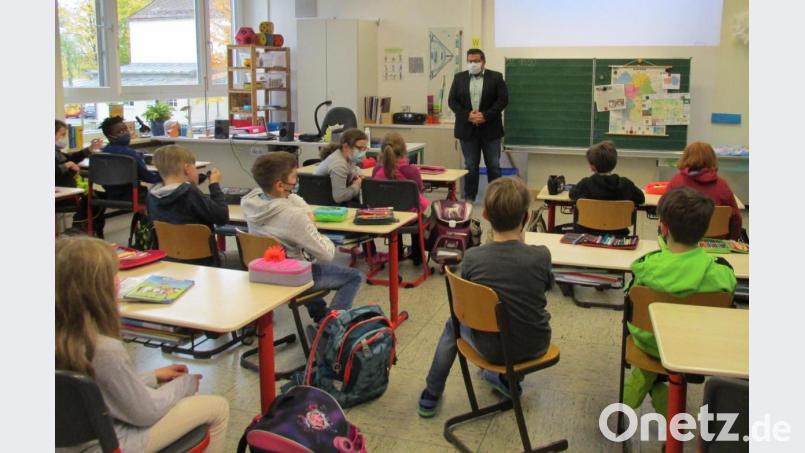 Bürgermeister Thomas Kaufmann beantwortete geduldig die vielen Fragen der jungen Gemeindebürger der vierten Klasse der Grundschule. Bild: mez