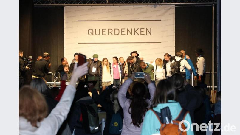 Corona-Leugner und Masken-Verweigerer demonstrierten in Weiden, hielten sich nicht an Abstandsregeln, trugen keine Maske und griffen Journalisten an. Bild: Resi L./exb