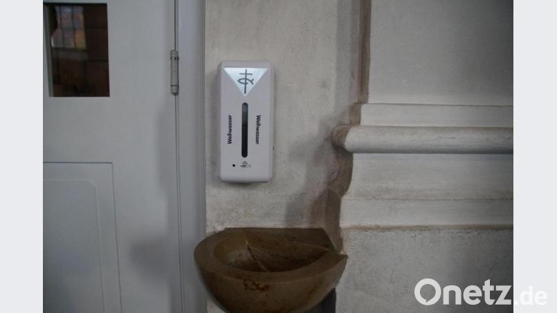 Über dem Weihwasserbecken befindet sich der neue Weihwasserspender. Über einen Sensor verteilt der Spender ein paar Tropfen Weihwasser. Bild: kaz