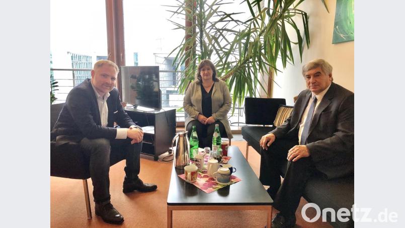 Die aktuellen Verkehrsthemen in der Oberpfalz erörterten die Bundestagsabgeordneten Karl Holmeier, Marianne Schieder und Peter Aumer (von rechts). Bild: Peter Wein/exb