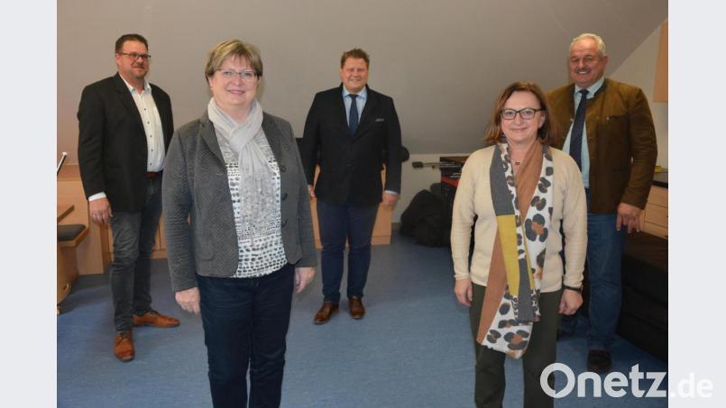 Neuwahlen standen bei den Grundschul- und Mittelschulverbänden Mitterteich an. Vorne im Bild die Rektorinnen Gisela Kastner (links) und Renate Zuber sowie im Hintergrund (von links) die Bürgermeister Stephan Schübel, Stefan Grillmeier und Johann Burger. Bild: jr