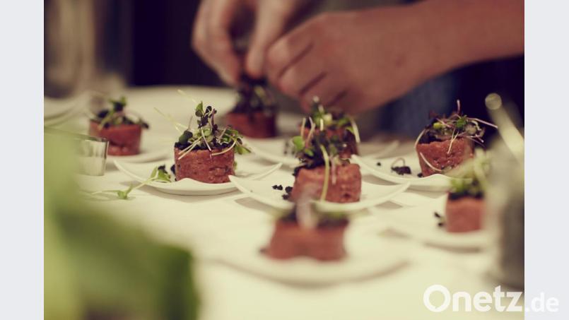 Beim Anrichten der lukullischen Spezialitäten ist nach wie vor viel Sorgfalt gefragt. Bild: Gerhard Reinelt