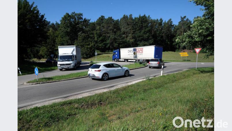 So kennt man die Einmündung der AS 30 in die Staatsstraße 2238 beim Industriegebiet Nord: Oft wird beim Einfahren in die Staatsstraße der Verkehr unterschätzt, dann kracht es. Bild: Stephan Huber
