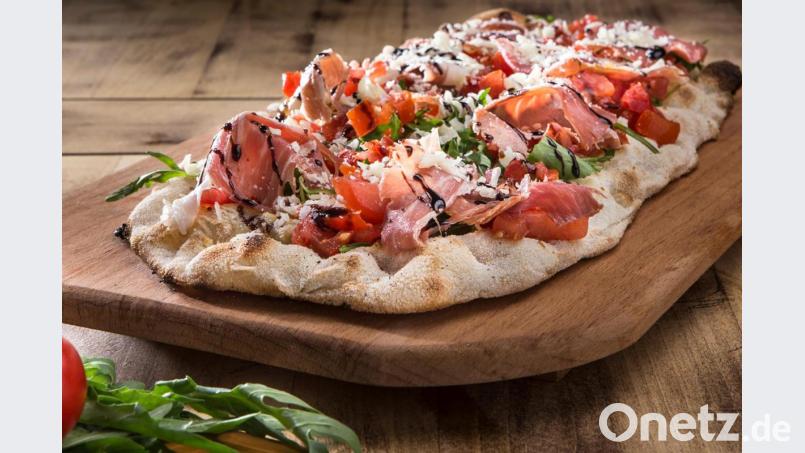 Die Mischung macht&#039;s: Verschiedene Mehlsorten sorgen dafür, dass die Pinsa innen schön fluffig ist. Foto: Florian Luxenburger/dpa-tmn Bild: Florian Luxenburger