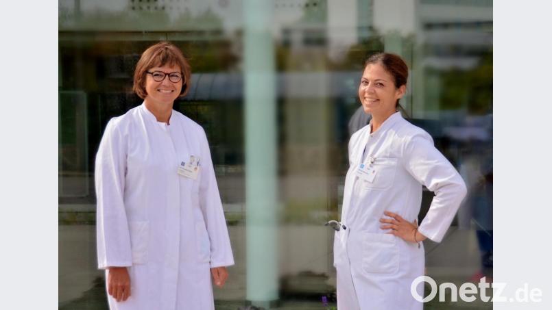 Chefärztin Dr. Elisabeth Bösl (linke) freut sich über die Unterstützung durch die neue Oberärztin Charis Mamilou. Bild: Claudia Seitz/exb
