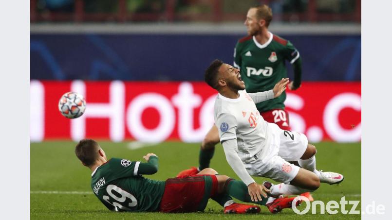 Es war ein hartes Stück Arbeit für den FC Bayern in Moskau: In dieser Szene fährt Moskaus Daniil Kulikov (links) Corentin Tolisso äußerst unsanft in die Parade. Bild: Maxim Shemetov/dpa