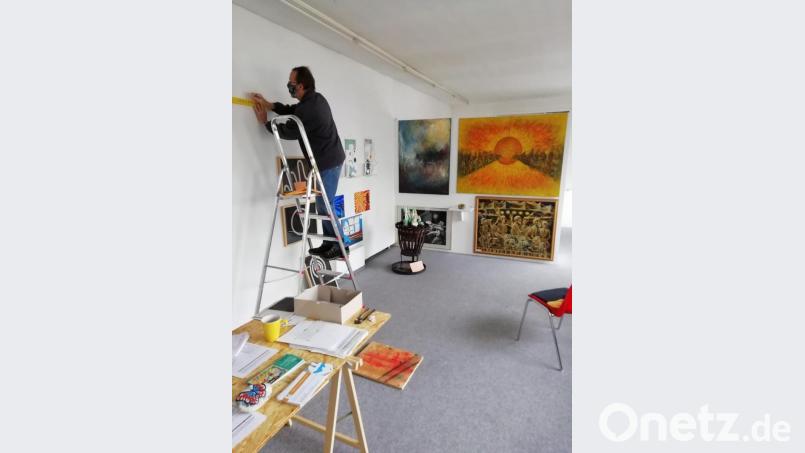 Uwe Müller, Kunstverein und AK Kunst, bereitet die Ausstellung vor. Bild: Wolfgang Herzer