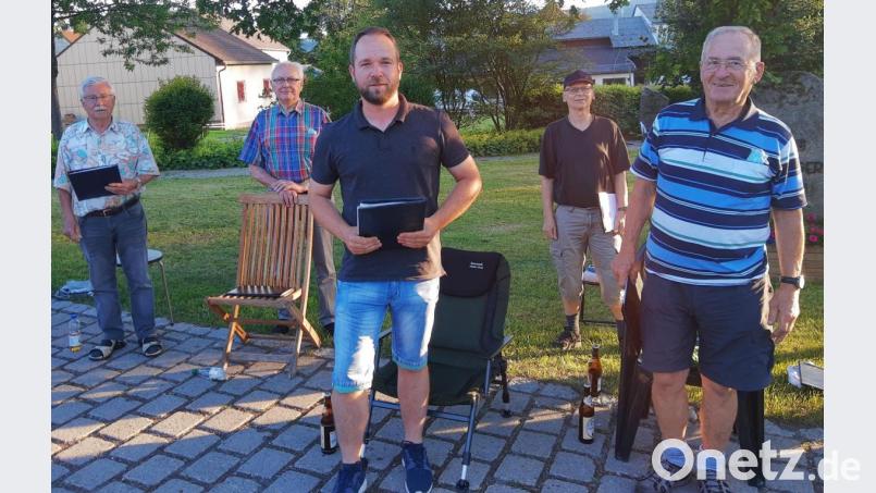 Mit Manuel Strobl (vorne links) gehört künftig ein neuer, junger Sänger dem Verein. Seine Zusage, dem Chor beizutreten, wurde mit Begeisterung aufgenommen. Bild: ld