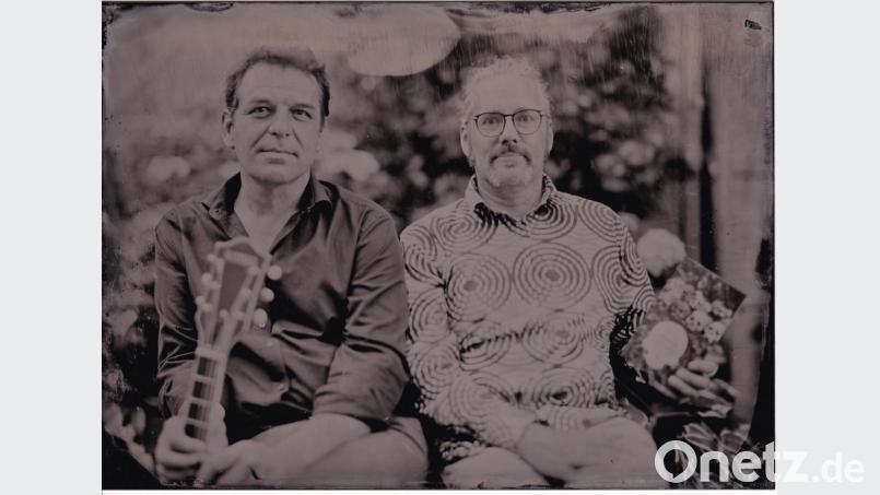 Theobald O.J. Fuchs (rechts) und Michael Ströll sorgen mit Geschichten und Musik für Stimmung im Capitol. Bild: Peter Kunz/exb