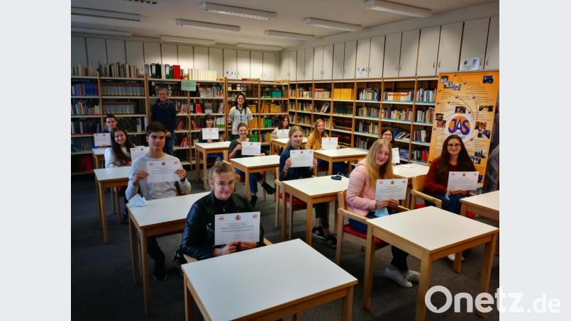 Die Absolventen des Gymnasiums freuten sich gemeinsam mit ihren Spanischlehrerinnen Stefanie Schmid (hinten links) sowie Angeliki Fountoulidis (hinten rechts) über die Diplome. Bild: exb