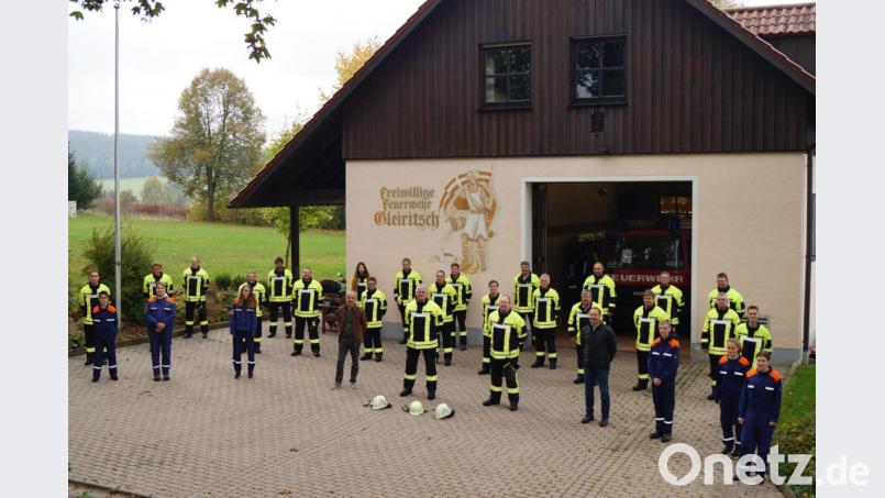 Altbürgermeister Hubert Zwack und sein Nachfolger Josef Pretzl freuen sich zusammen mit den Verantwortlichen der Feuerwehr Gleiritsch über die neue Schutzausrüstung für 28 aktive Kameraden und fünf Jungendanzüge Bild: sgs