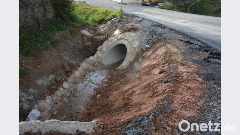 Neue und vor allem größere Rohre wurden in den Straßengräben eingebaut. Sie sollen mögliche Hochwasser-Ereignisse verhindern. Bild: jr