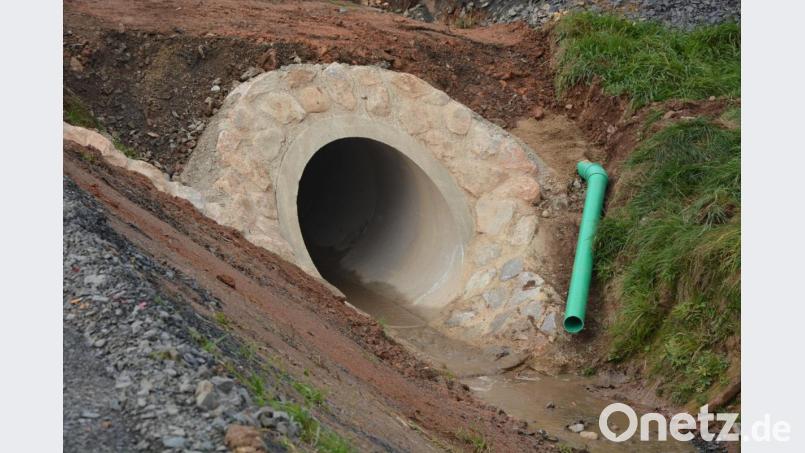 Neue und vor allem größere Rohre wurden in den Straßengräben eingebaut. Sie sollen mögliche Hochwasser-Ereignisse verhindern. Bild: jr