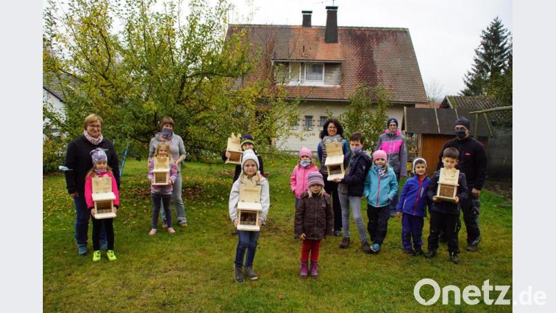 Stolz präsentieren die Kinder die von ihnen gefertigten Eichhörnchenhotels. Schon jetzt sind sie darauf neugierig, wenn künftig die Nager ihre Futterstelle aufsuchen. Bild: mmj