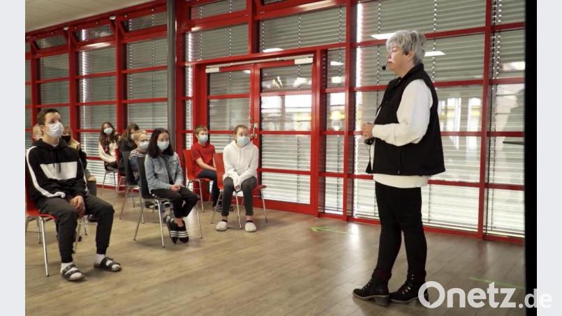 Was kann ich im Netz preisgeben? Birgit Zwicknagel sensibilisierte die Jugendlichen für den Umgang mit persönlichen Daten. Bild: Michael Weiß/exb