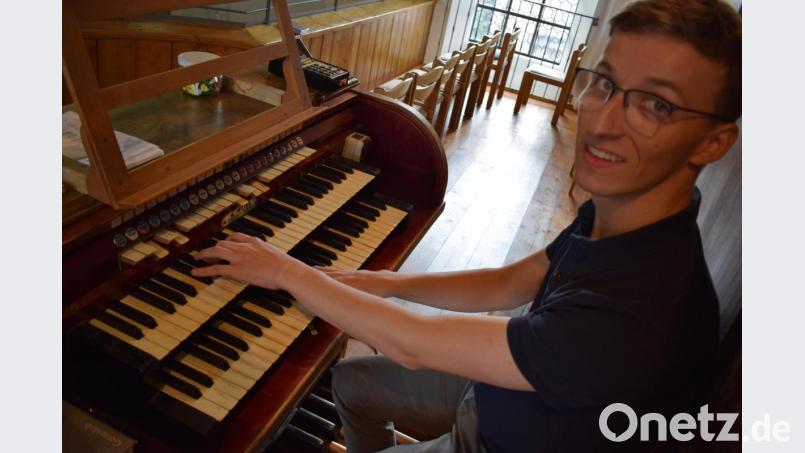 Florian Löw an der Weise-Orgel in der St.-Georg-Kirche in Plößberg. Archivbild: szl