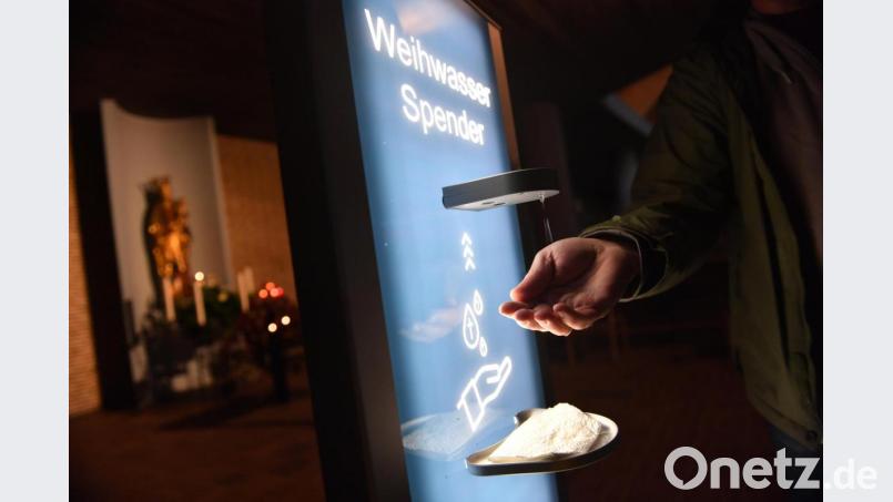 Der berührungsfreie Weihwasserspender in der Waldershofer Kirche Sankt Sebastian ist bei den Gläubigen beliebt. Bild: Florian Miedl/fph