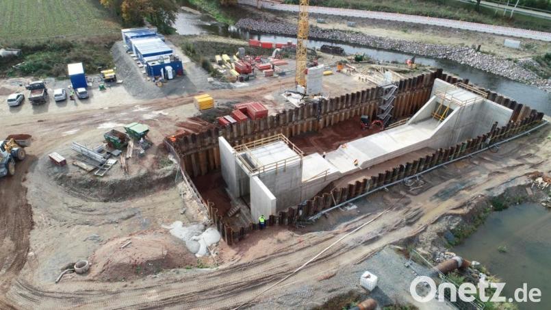 Der Rohbau des Waldnaab-Dükers steht. Bis Ende des Jahres könnte der Flutkanal wieder in seinem alten Flussbett fließen. Der Rückbau der momentanen Umleitungsrinne (rechts oben im Bild) beginnt. Bild: Wasserwirtschaftsamt Weiden