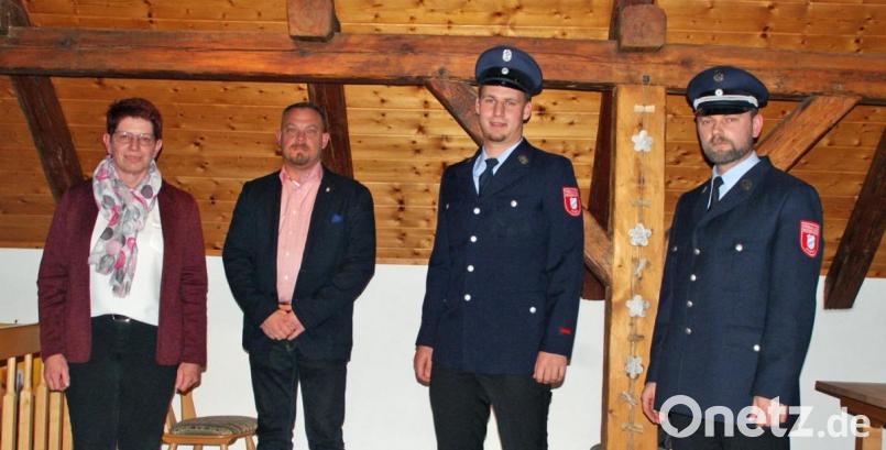 Johannes Obermeier (Zweiter von rechts) füllt künftig das Amt des stellvertretenden Kommandanten aus. Bild: agr
